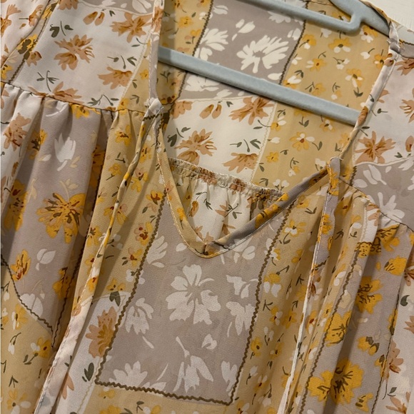 Easel size small Floral Yellow and Gray Women's Top - Picture 2 of 7